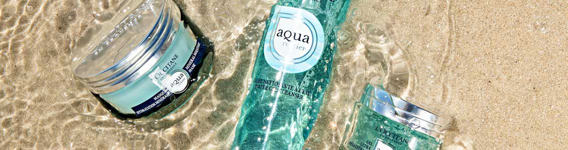 Aqua Reotier flatlay on the beach in sand
